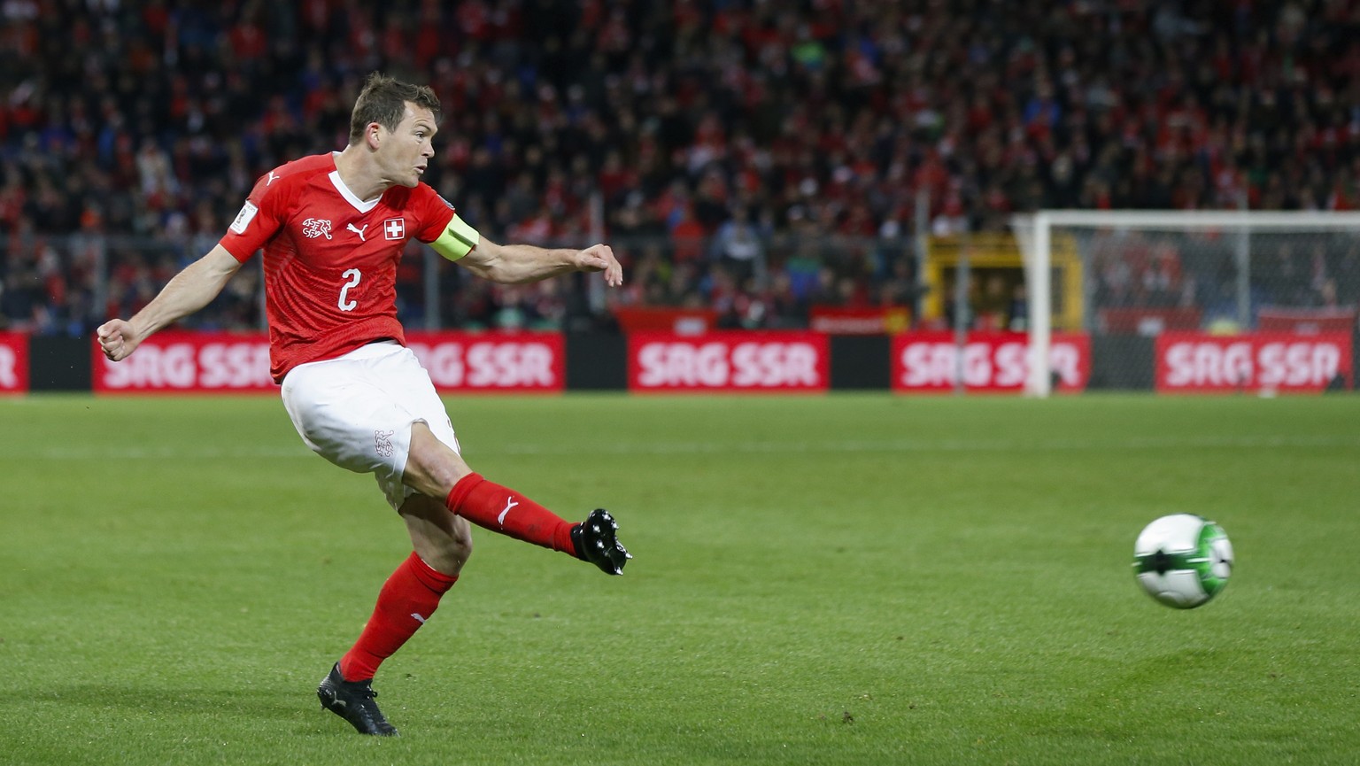 ARCHIVBILD --- ZUM WECHSEL VON STEPHAN LICHTSTEINER VON JUVENTUS ZUM FC ARSENAL STELLEN WIR IHNEN FOLGENDES BILDMATERIAL ZUR VERFUEGUNG --- Switzerland&#039;s defender Stephan Lichtsteiner in action d ...