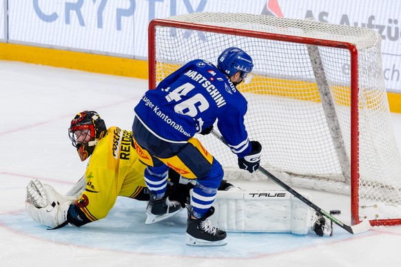 EV Zugs Lino Martschini trifft im Penaltyschiessen gegen SC Berns Torhueter Adam Reideborn im Eishockey Qualifikationsspiel der National League zwischen dem EV Zug und dem SC Bern am Samstag, 23. Sept ...