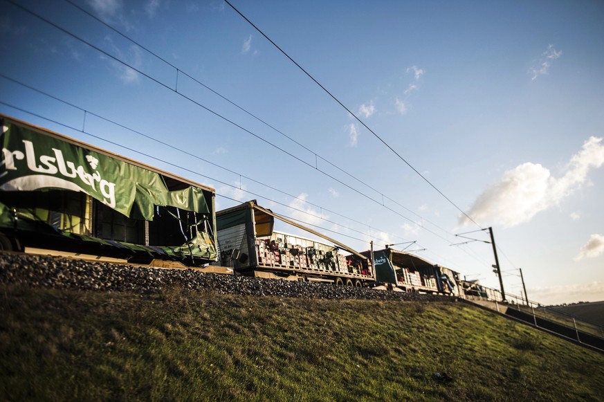 epa07257993 A damaged freight train stands at the Great Belt Bridge in Nyborg, Denmark, 02 January 2019, after a train accident. Trail transport operator DSB announced that six people have died in the ...