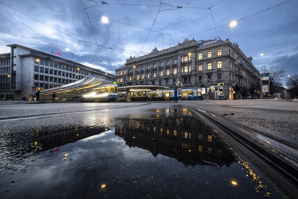 A general view shows the headquarters of the Swiss banks Credit Suisse, right, and UBS, left, at Paradeplatz in Zurich, Switzerland on Sunday March 19, 2023. (KEYSTONE/Michael Buholzer).