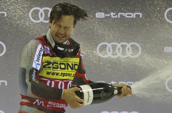 Sieger im Champagner-Regen: Sebastian Foss-Solevaag.