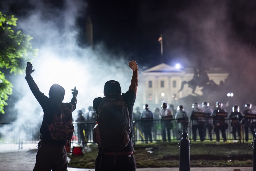 epa08457223 Protesters confront police outside the White House during a demonstration over the death of George Floyd, who died in police custody, in Washington, DC, USA, 31 May 2020. A bystander' ...