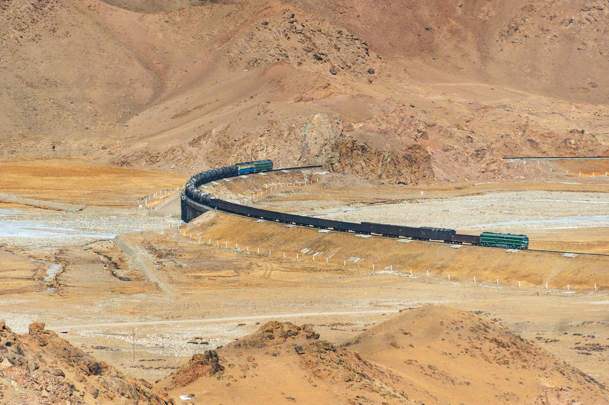xinjiang china urumqi railway train zug seidenstrasse one belt one road