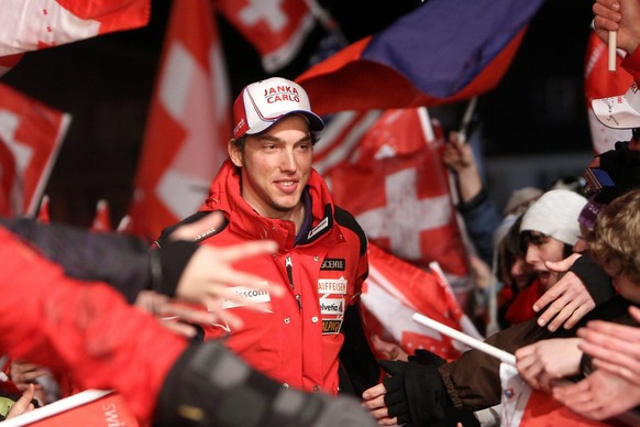 Carlo Janka of Switzerland walks to the medal ceremony after the men&#039;s Ski World Cup downhill race in Wengen, Switzerland, Saturday, January 16, 2010.
(KEYSTONE/PHOTOPRESS/Alexandra Wey)