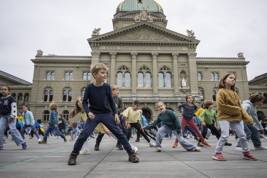 Rund 800 Schuelerinnen und Schueler aus Bern und Umgebung tanzen zusammen auf dem Bundesplatz zum Welttanztag, am Freitag, 3. Mai 2024 in Bern. Die Choreografie wurde von Schulklassen im ganzen Kanton ...