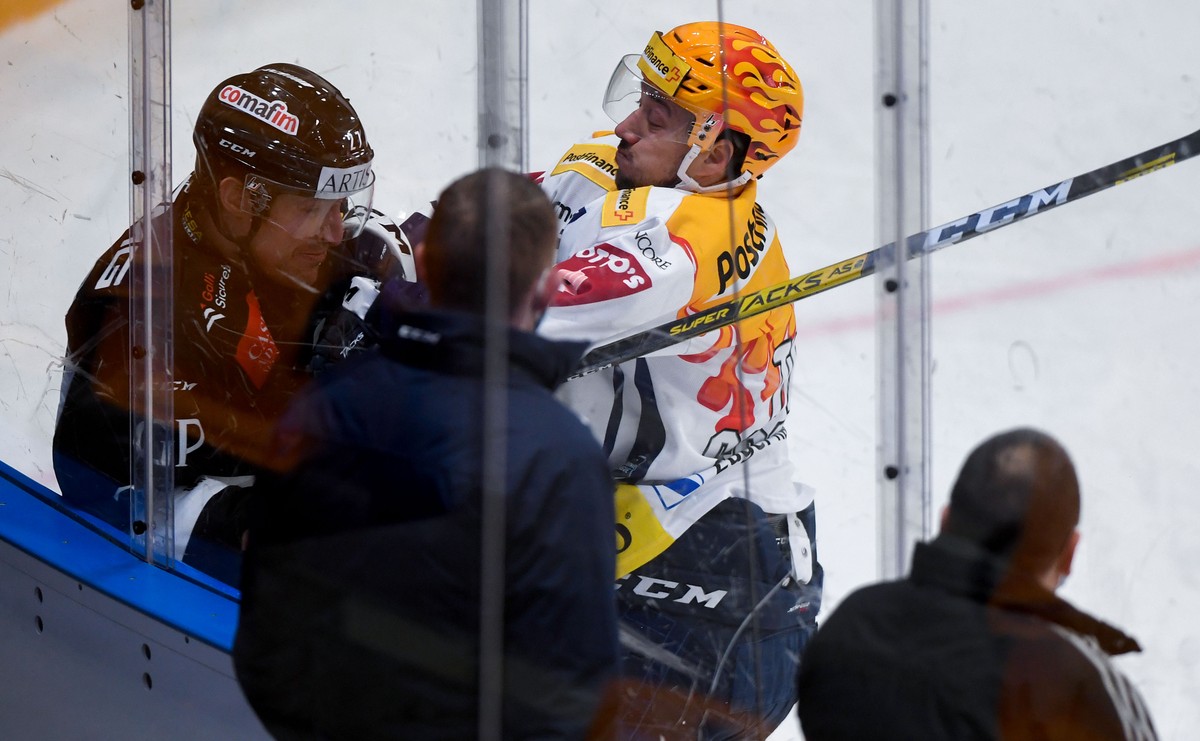 Lugano's player Alessandro Chiesa, left, fights for the puck with Zug's Top Scorer Jan Kovar, right, during the preliminary round game of National League Swiss Championship between HC Lugano ...