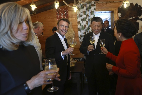 epa11324681 French President Emmanuel Macron (C-L) and his wife Brigitte Macron (L), Chinese President&#039;s wife Peng Liyuan (R) and Chinese President Xi Jinping (C-R) have a drink in a restaurant a ...