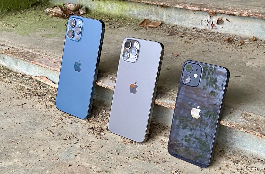 Das «pazifikblaue» iPhone 12 Pro Max, das 12 Pro («Graphit») und das kleine Schwarze, 12 Mini.