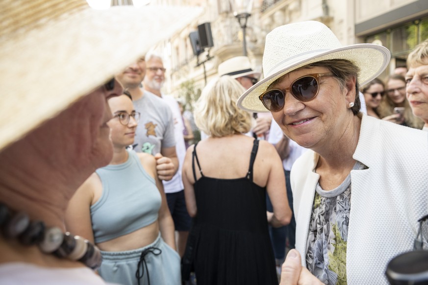 Bundesraetin Viola Amherd spricht mit den Bewohnern waehrend der Bundesratsreise in Schaffhausen, am Donnerstag, 30. Juni 2022. (KEYSTONE/Ennio Leanza)