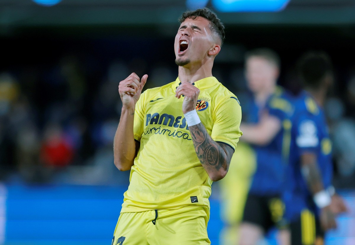 epa09599307 Villarreal's Yeremy Pino reacts during the UEFA Champions League group F between Villarreal CF and Manchester United at La Ceramica stadium in Vila-real, eastern Spain, 23 November 20 ...