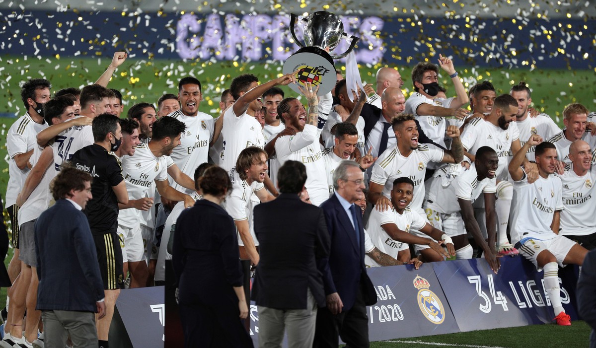 epa08550778 Real Madrid's players celebrates after winning Villarreal CF in their Spanish LaLiga soccer match held at Alfredo Di Estefano Stadium, in Madrid, Spain, 16 July 2020. Real Madrid is t ...