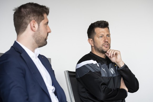 CEO Manuel Huber, links, und Sportchef Mathias Walther informieren an der Medienkonferenz des Grasshoppers Club Zuerich, aufgenommen am Freitag, 13. April 2018 in Niederhasli. (KEYSTONE/Ennio Leanza)