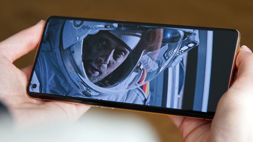 Filme sehen auf dem OLED-Screen bestechend gut aus, allerdings führt das gebogene Display z.B. in der Netflix-App zu schwarzen Rändern.