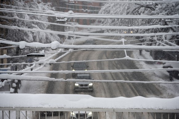 Die verschneiten Kabel und Leitungen an der Rosengartenstrasse, fotografiert am 15. Januar 2021 in Zuerich. (KEYSTONE/Christian Beutler)