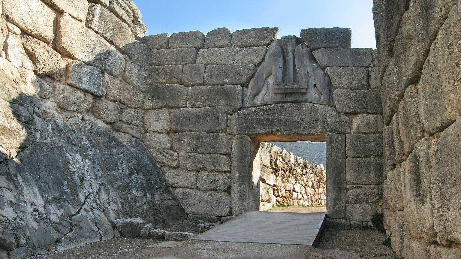 Vom Löwentor in Mykene aus bis an den Thunersee – in der Bronzezeit bildeten sich weit verzweigte Handelswege heraus.
https://commons.wikimedia.org/wiki/File:Lions-Gate-Mycenae.jpg