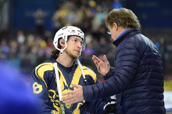 20.02.2016; Zug; Eishockey NLA EV Zug - HC Davos; Alexandre Picard (Davos) und Trainer Arno del Curo (Davos) (Daniela Frutiger/Freshfocus)