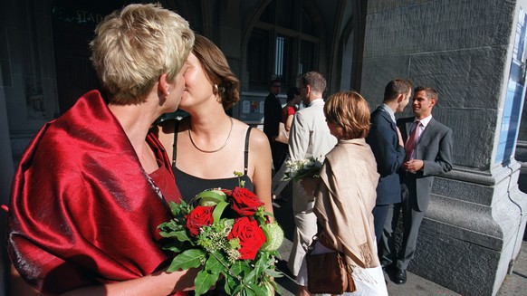 ARCHIV - Gleichgeschlechtliche Paare vor dem Standesamt der Stadt Zuerich, aufgenommen am 27. Juli 2002. Die gestellte Szene bezieht sich auf das Komitee &quot;Ja zum Partnerschaftsgesetz&quot;, welch ...