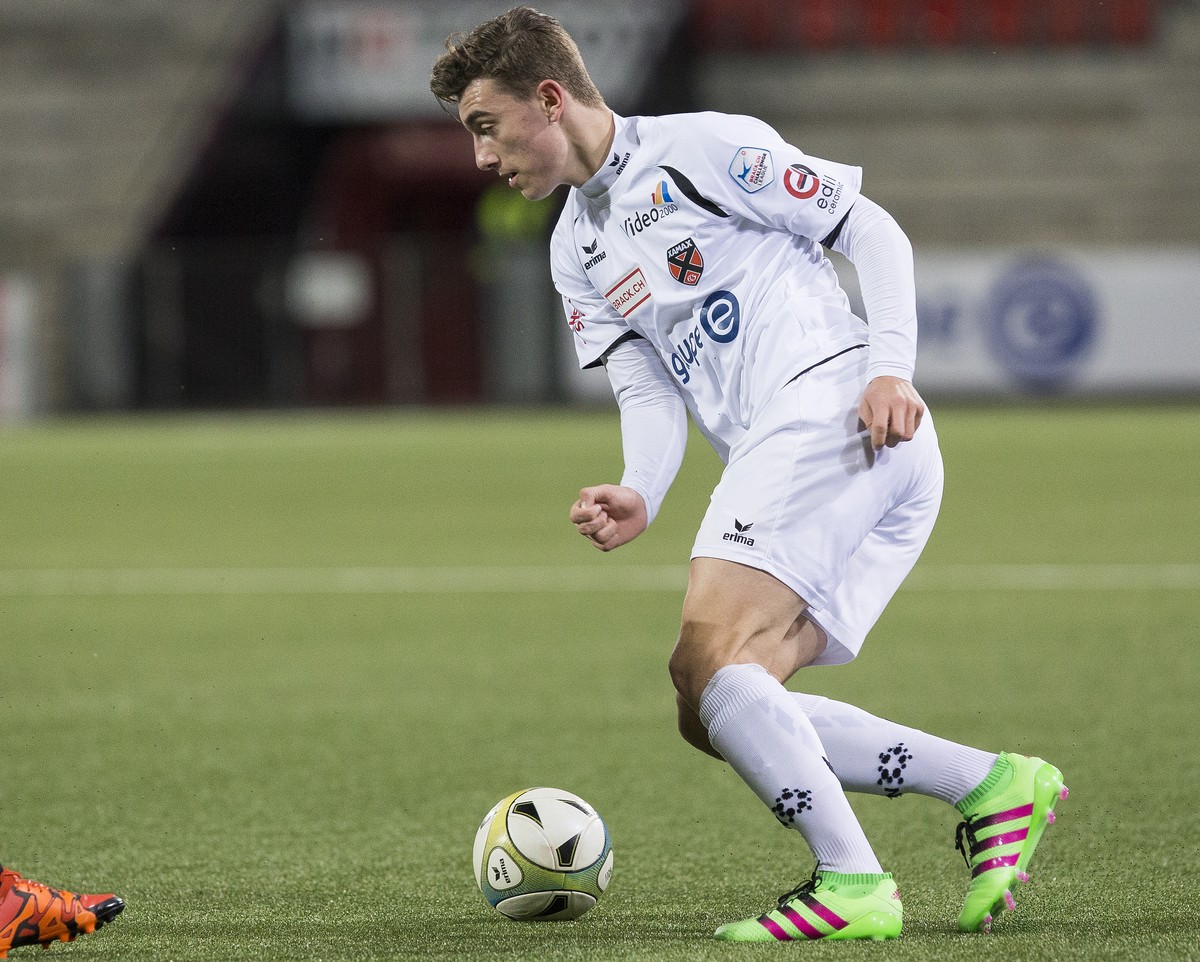 Le joueur du FC Aarau Miguel Peralta, gauche, lutte pour le ballon avec le joueur neuchatelois Cedric Zesiger, droite, lors de la rencontre de football de Challenge League entre le Neuchatel Xamax FCS ...