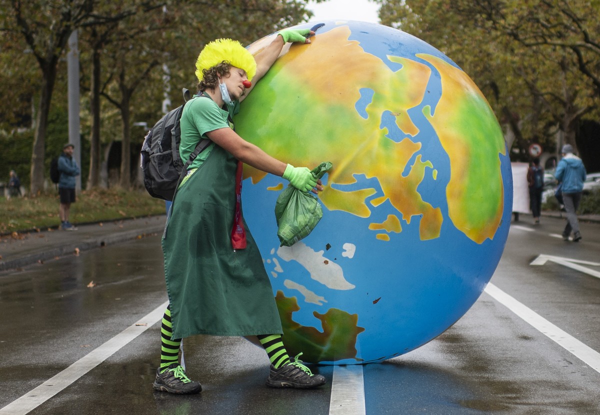 Menschen der Klimaorganisation "Extinction Rebellion" blockieren die Strasse in der Zuercher Innenstadt, aufgenommen am Montag, 4. Oktober 2021 in Zuerich. (KEYSTONE/Ennio Leanza)