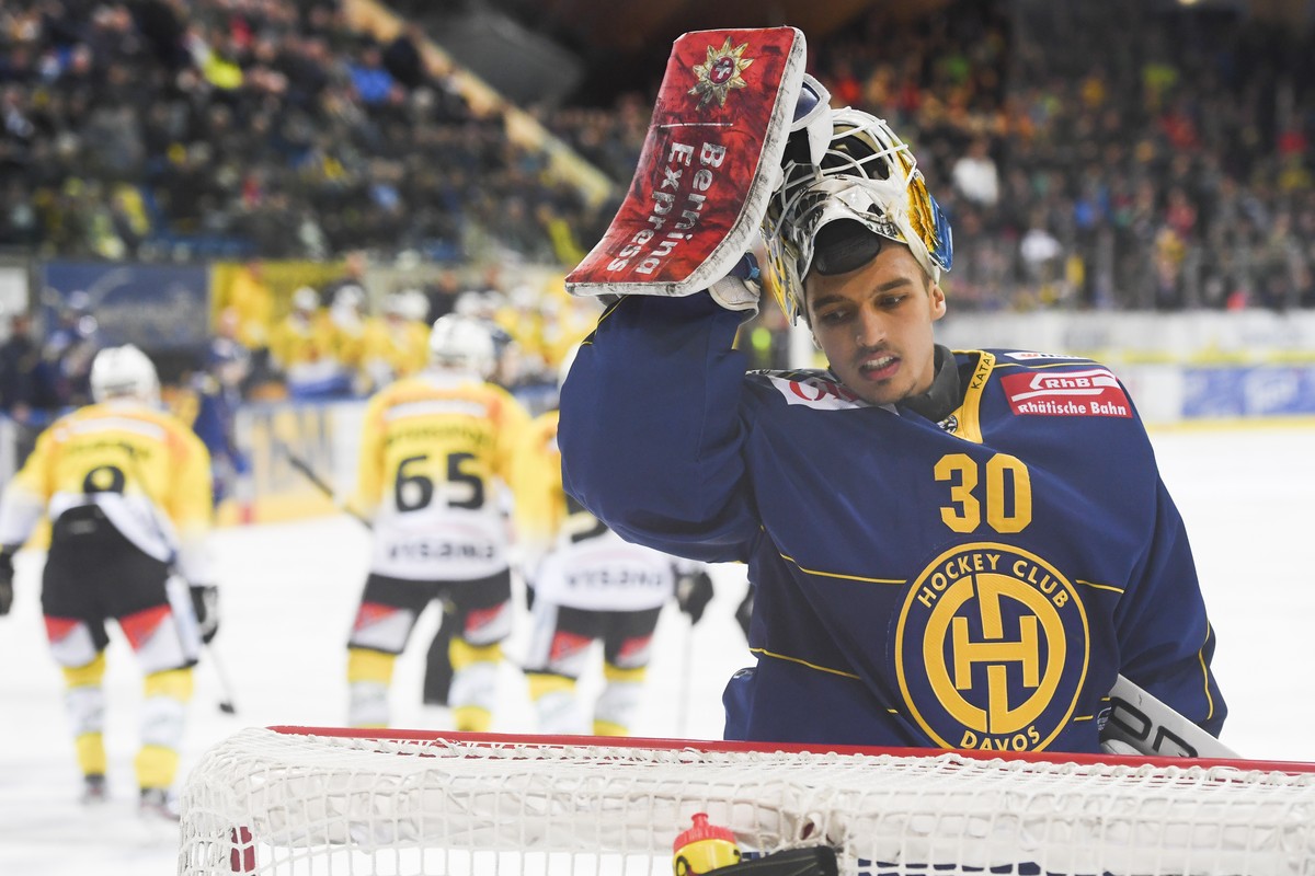 Davos' Goalie Joren van Pottelberghe nach dem Treffer zum 0-1, beim Eishockey-Qualifikationsspiel der National League zwischen dem HC Davos und dem SC Bern, am Dienstag, 25. Februar 2020, im Eiss ...