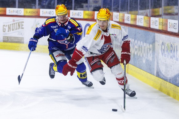 EHC Kloten PostFinance Top Scorer Miro Aaltonen gegen SC Rapperswil-Jona Lakers PostFinance Top Scorer Tyler Moy waehrend dem Eishockey-Meisterschaftsspiel der National League zwischen den Teams EHC K ...