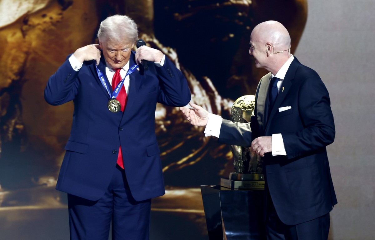 epa12572887 US President Donald Trump (L) receives the FIFA Peace Prize from FIFA President Giovanni Infantino during the FIFA World Cup 2026 Final Draw at the Kennedy Center in Washington DC, USA, 05 ...