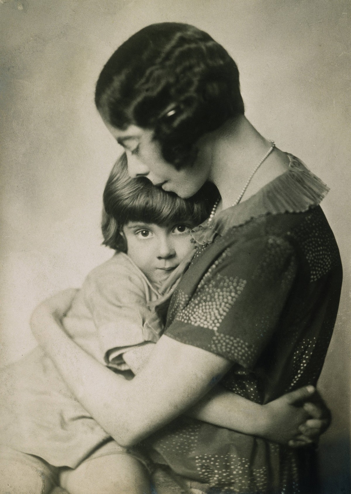 CHRISTOPHER ROBIN MILNE b.1920 at age four or five, with his mother, Mrs. A.A. Milne. PUBLICATIONxNOTxINxUSAxCANxUKxFRAxESPxJPN Copyright: xGRANGERx/xGRANGERx 0032343

https://www.imago-images.de/sear ...