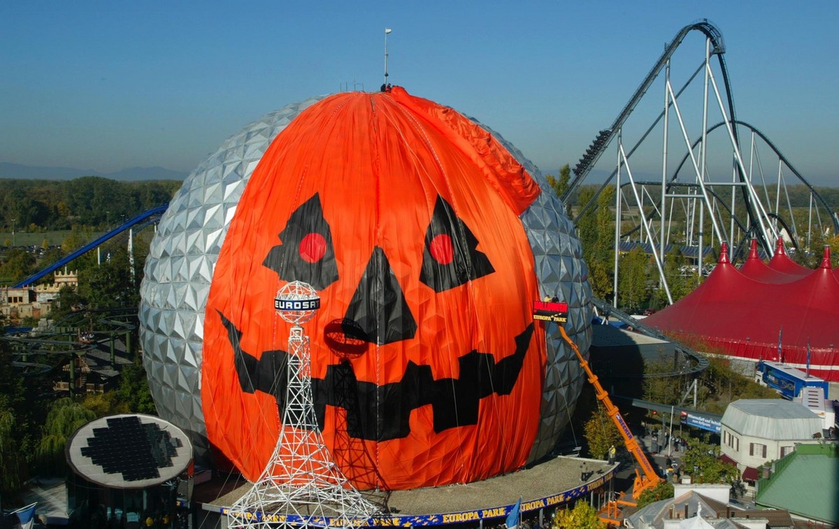 Techniker im Europapark Rust installieren am Mittwoch, 15. Oktober 2003, den weltgroessten Kuerbis, indem sie die Kugel der Eurosat-Achterbahn mit einer riesigen Plane zu ueberziehen versuchen. Der gi ...