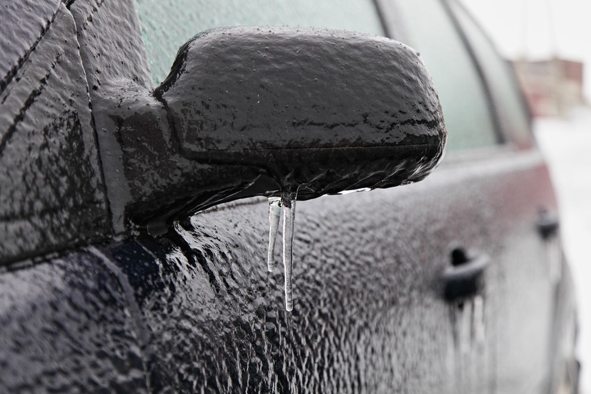 La pluie verglaçante rend les routes et les trottoirs extrêmement glissants.