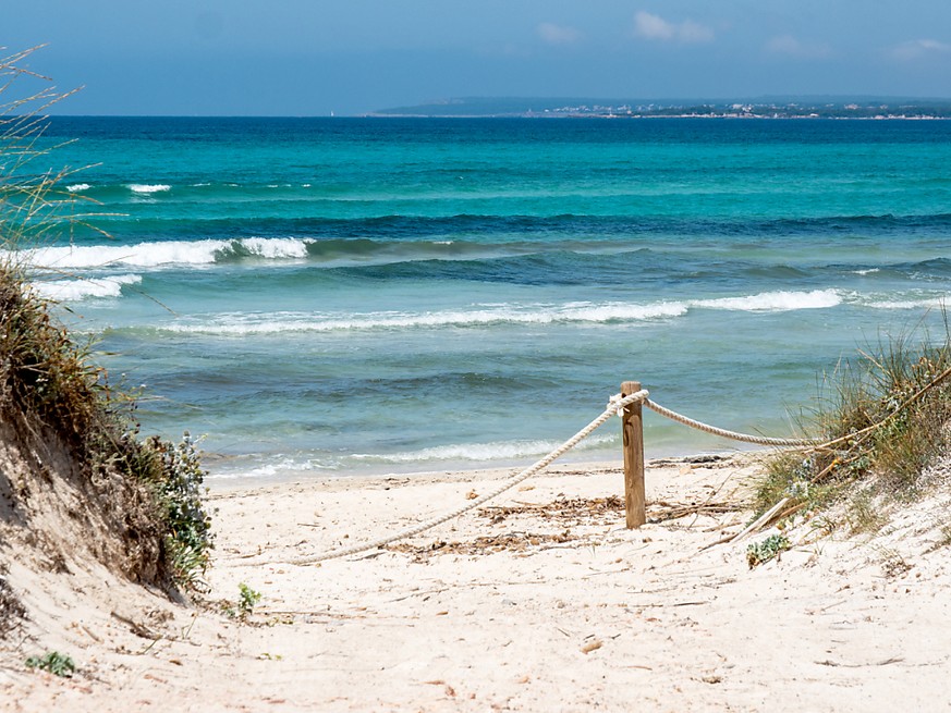 ARCHIV - Viele Menschen sehnen sich nach Strand und Meer im Sommer. Ob ein EU-Impfpass das Reisen erleichtern kann, soll heute entschieden werden. Foto: Andreas Drouve/dpa-tmn