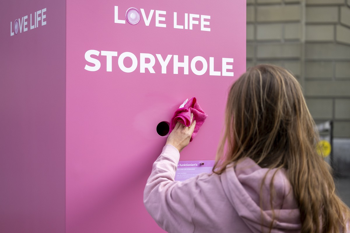 Eine Frau reinigt eine Storyhole-Box wo Fragen gestellt werden koennen, waehrend der neuen Love Life-Kampagne gegen die Ausbreitung sexuell uebertragbarer Infektionen, am Freitag, 16. Oktober 2026 in  ...