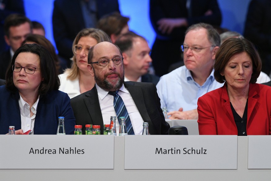epa06460533 Martin Schulz (C), leader of the Social Democratic Party (SPD), sits between Andrea Nahles (2-L), parliamentary group leader of the SPD, and Malu Dreyer (R), deputy leader of the SPD, duri ...