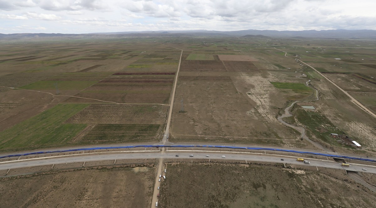epa06594724 Aerial view of the flag unfolded in Patacamaya, Bolivia, 10 March 2018. Bolivia unfolded a 200 kms flag to break a world record and call the world's attention to the country's la ...