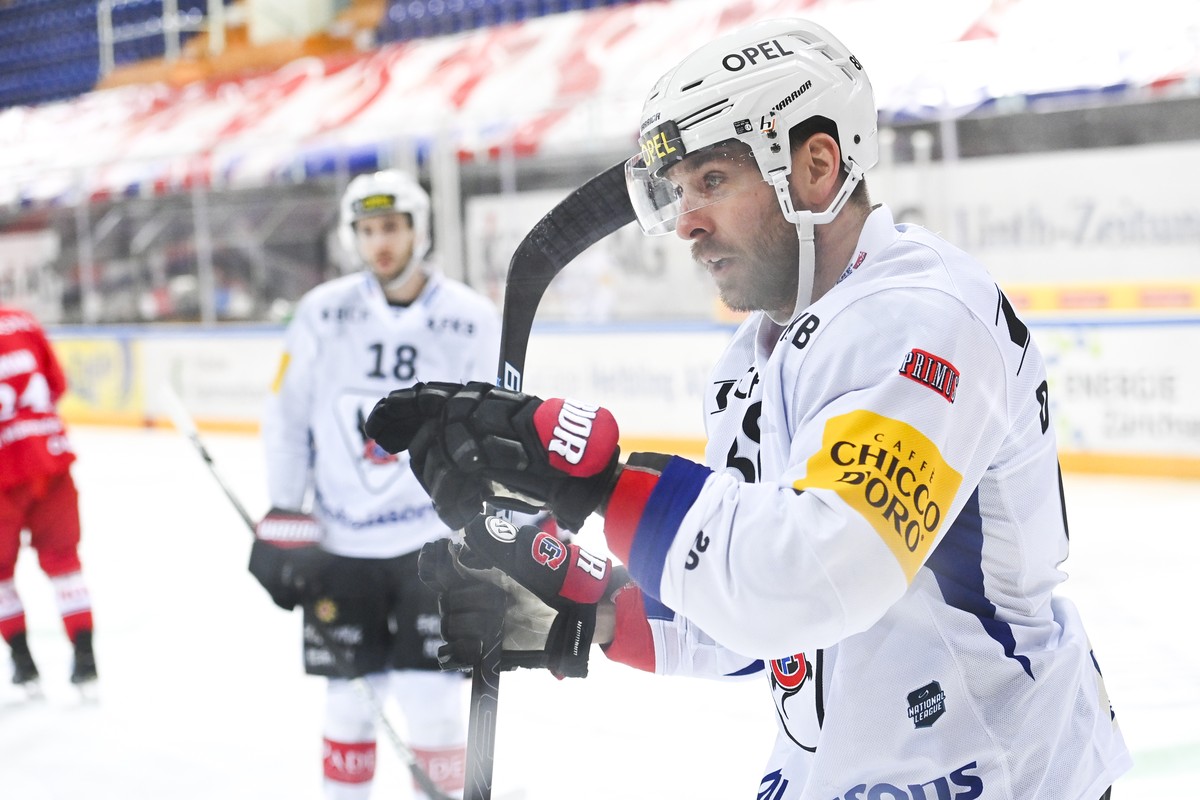 Gotterons Chris Didomenico bejubelt das 0-5 im Eishockeyspiel der National League zwischen den Rapperswil-Jona Lakers und dem HC Fribourg-Gotteron, am Dienstag, 16. Februar 2021, in der St. Galler Kan ...