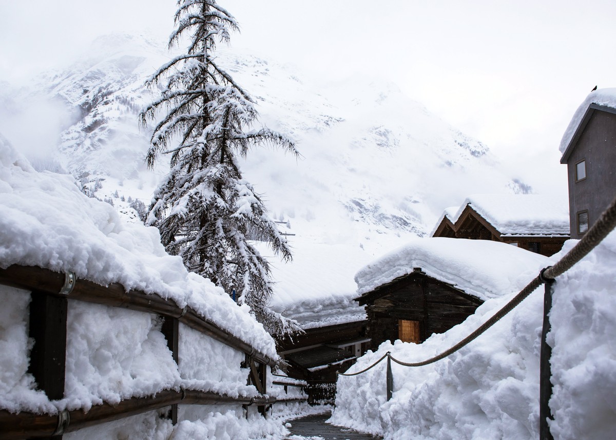 epaselect epa06427366 Huge amounts of snow are pictured in Zermatt, Switzerland, 09 January 2018. Due to heavy snowfall and rain showers, Zermatt can only be reached by air. Swiss authorities have clo ...