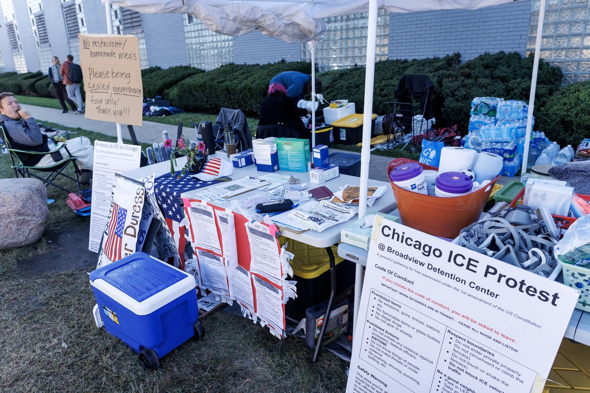 epa12442418 Activists display water, information flyers and gas masks outside the ICE detention facility in Broadview, Illinois, USA, 09 October 2025. Texas National Guard is being deployed to Chicago ...