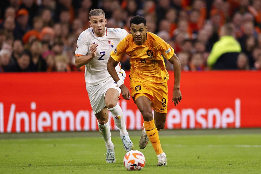 AMSTERDAM - LR Toby Alderweireld of Belgium, Cody Gakpo of Holland during the UEFA Nations League match between the Netherlands and Belgium at the Johan Cruijff ArenA on September 25, 2022 in Amsterda ...