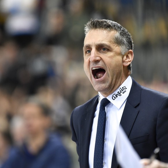 ARCHIVBILD ZUR ENTLASSUNG VON TRAINER MARK FRENCH BEIM HC FRIBOURG GOTTERON, AM SAMSTAG, 5. OKTOBER 2019 - Der Fribourger Headcoach Mark French (CAN) hinter der Bande feuert seine Mannschaft an, beim  ...