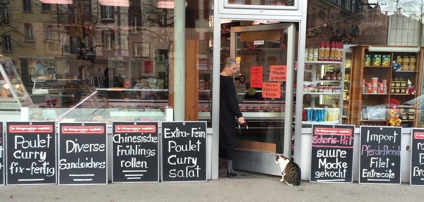 So kennt man die berühmte Katze: Artig vor dem Eingang der Quartiersmetzgerei sitzend.