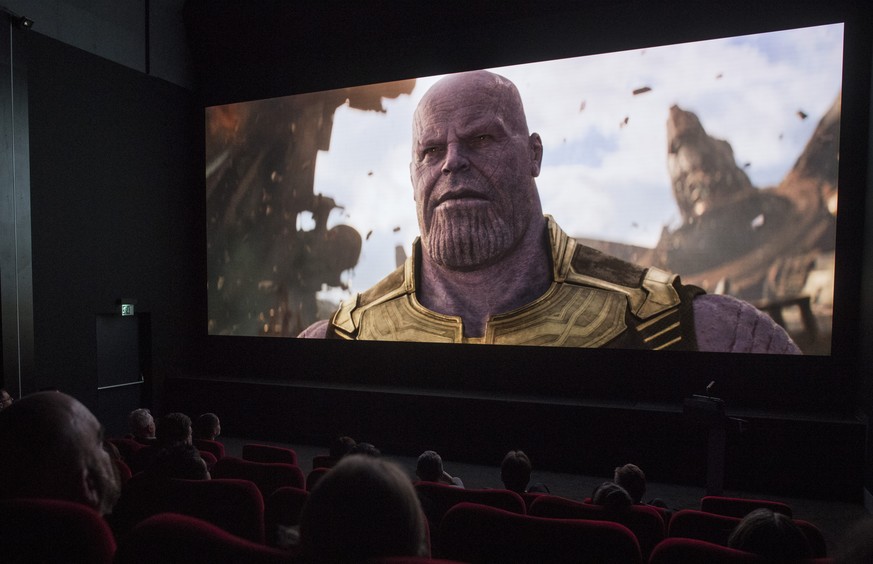 Besucher betrachten einen Film an der Premiere des weltweit ersten 3D Cinema LED Screen, aufgenommen am Dienstag, 20. Maerz 2018 in Zuerich. (KEYSTONE/Ennio Leanza)