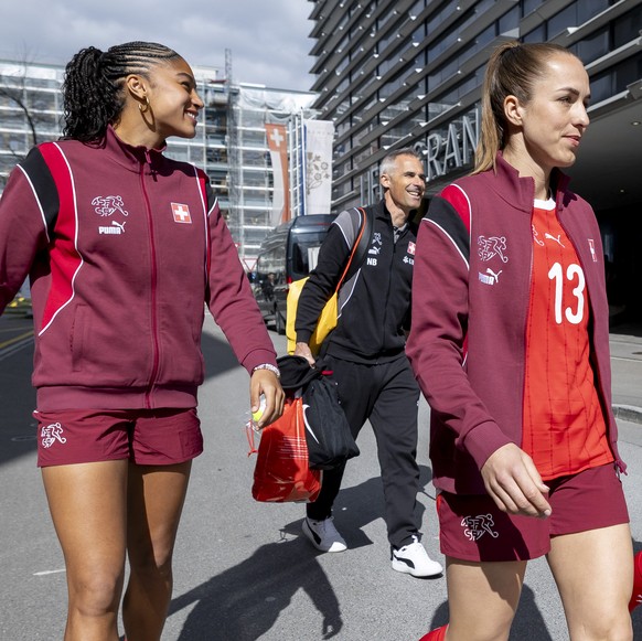 KEYPIX - v.l. Sydney Schertenleib, Lia Waelti und Geraldine Reuteler auf dem Weg zu einem Videodreh vor dem Hotel ?Kameha Grand? anlaesslich des Zusammenzugs der Schweizer Nationalmannschaft der Fraue ...