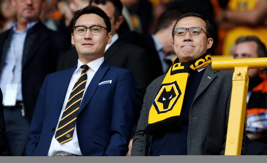 Sky Sun (l.) mit seinem Boss Jeff Shi an einem Match der Wolverhampton Wanderers.