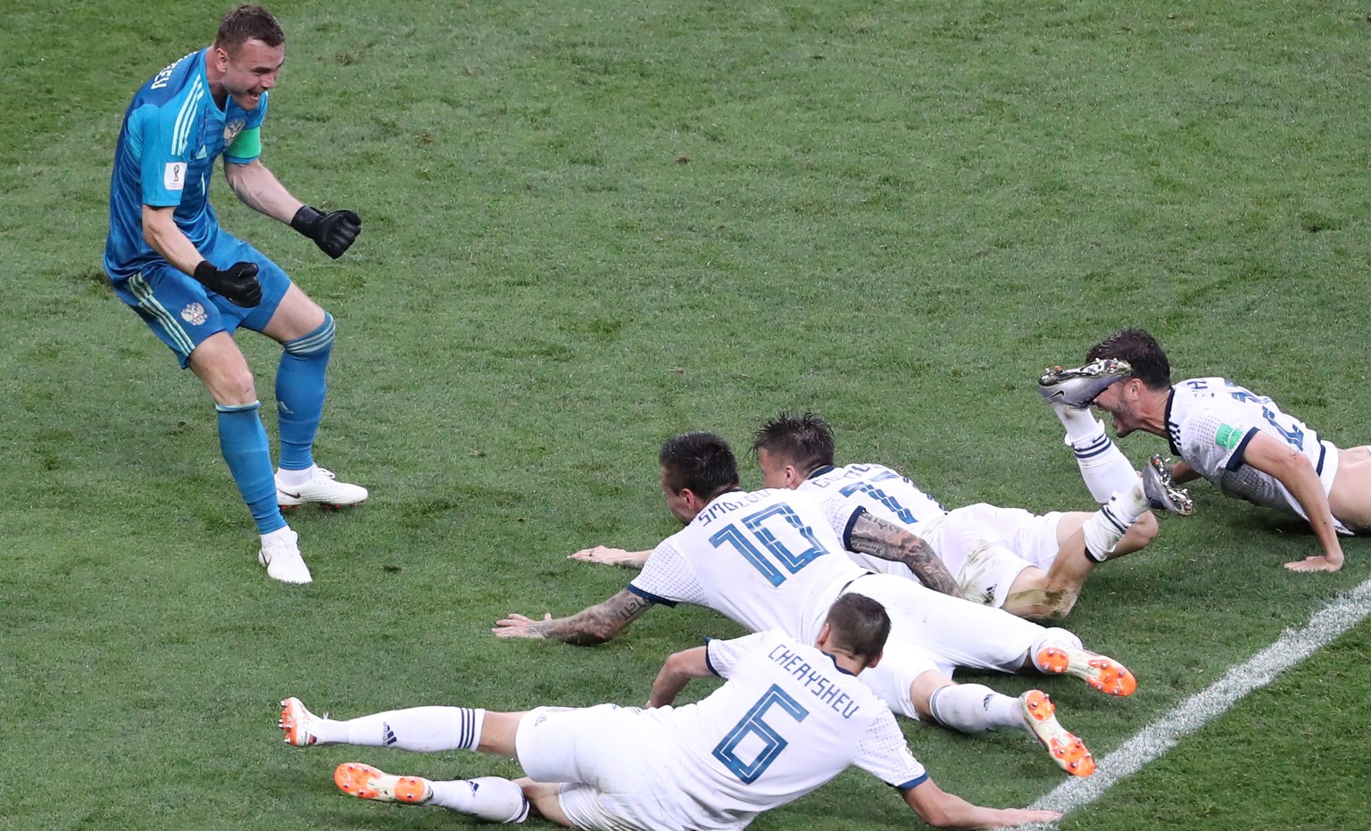 epaselect epa06855715 Goalkeeper Igor Akinfeev (L) of Russia reacts after the penalty shootout of the FIFA World Cup 2018 round of 16 soccer match between Spain and Russia in Moscow, Russia, 01 July 2 ...