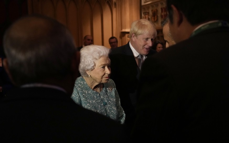 Britain&#039;s Queen Elizabeth II and Prime Minister Boris Johnson greet guests at a reception for the Global Investment Summit in Windsor Castle, Windsor, England, Tuesday, Oct. 19, 2021. (AP Photo/A ...