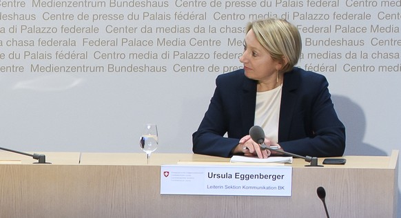 Daniel Koch, Delegierter des BAG fuer COVID-19, zweite-rechts, spricht an der Seite von Ursula Eggenberger, Leiterin Kommunikation Bundeskanzlei rechts, Raynald Droz, Brigadier, Stabschef Kommando Ope ...
