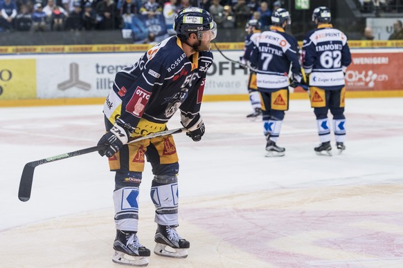 Zugs Timo Helbling haelt einen Moment inne, im sechsten Eishockey Playoff-Finalspiel der National League A zwischen dem EV Zug und dem SC Bern, am Montag, 17. April 2017 in der Bossard Arena in Zug. ( ...