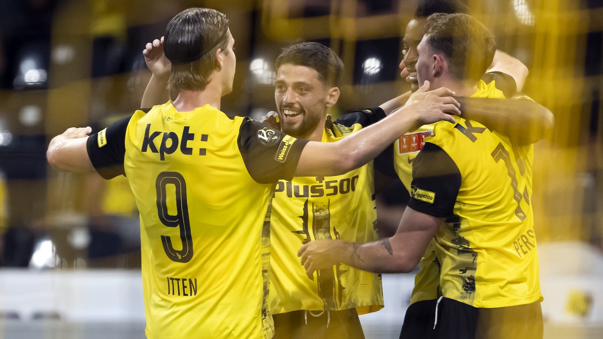 YB's Kastriot Imeri, Mitte-links, jubelt nach seinem Tor zum 3-0 mit YB's Cedric Itten, YB's Jean-Pierre Nsame, und YB's Noah Persson, von links, in der ersten Hauptrunde Schweizer ...