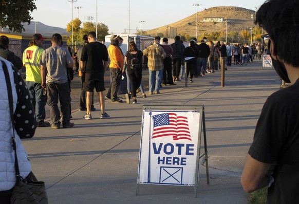 Lange Schlange vor einem Wahllokal in Nevada.