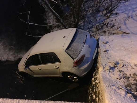 GrÃ¤nichen AG, 18. Dezember 2017: Zwischen 06.00 Uhr und 09.00 Uhr erhielt die Kantonale Notrufzentrale (KNZ) insgesamt 20 Meldungen. Im Bild: Selbstunfall in GrÃ¤nichen. Keine Verletzten. (Bild: Kapo ...