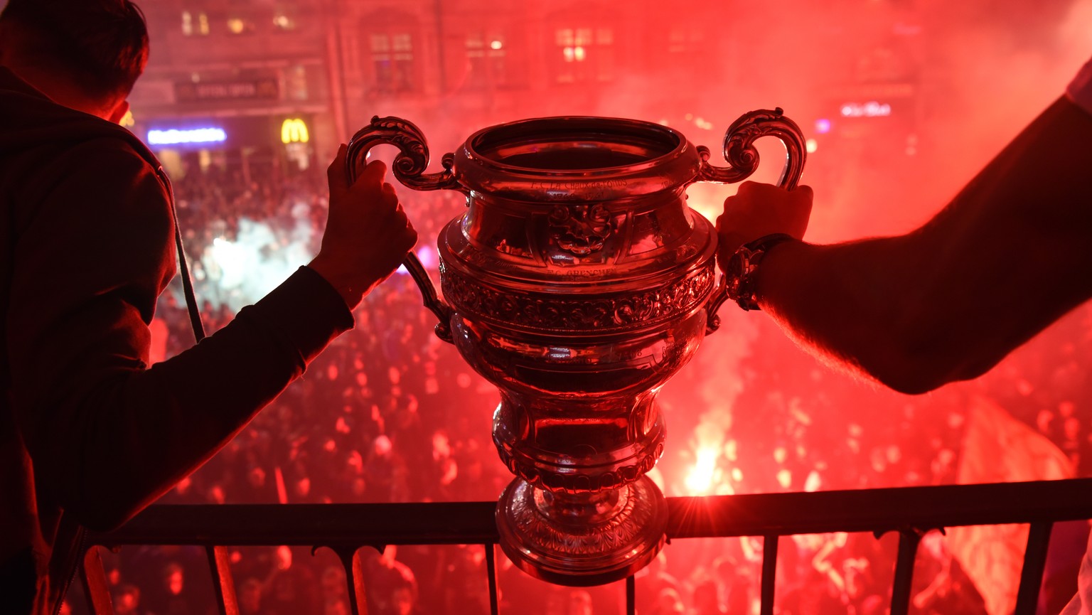 Die Spieler des FC Basel feiern mit ihren Fans den Sieg im Schweizer Cupfinal, an der Feier des FC Basel zum Cupsieg gegen Sion, am Donnerstag, 25. Mai 2017, auf dem Barfuesserplatz in Basel. (FC Base ...